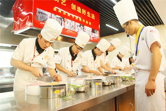 中餐学生正在进行菜肴制作