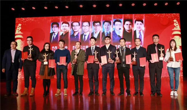 新华教育集团副总裁沙旭（右二）获得“中国互联网+教育风云人物”奖