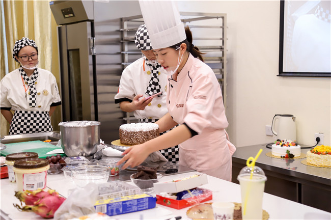 女生学西点好找工作吗？女生学西点都有哪些优势呢？