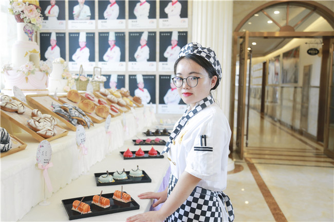 在餐饮行业迅速发展的今天，女生学西点有前途吗？