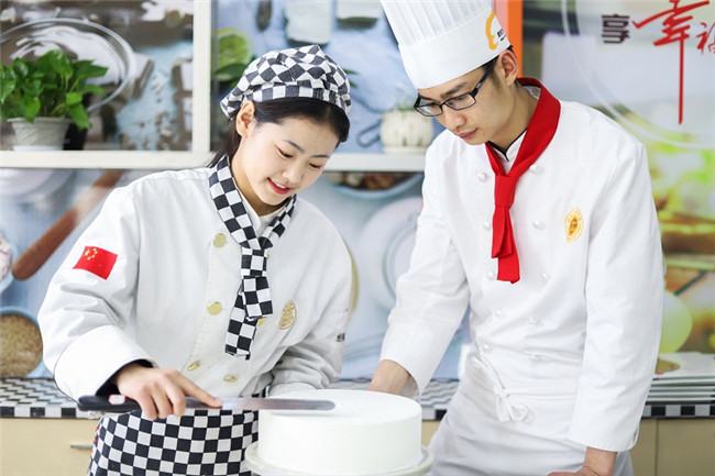 中考之后读技校，学西点的优势在哪里？