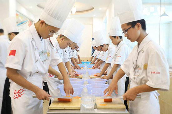 2020年厨师行业更火了，很多初高中生都来这里了！