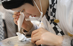 宜宾新东方厨师学校_蛋糕裱花学习