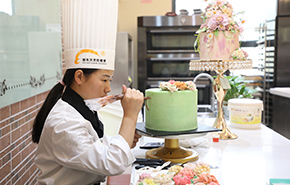 宜宾新东方厨师学校_蛋糕裱花学习